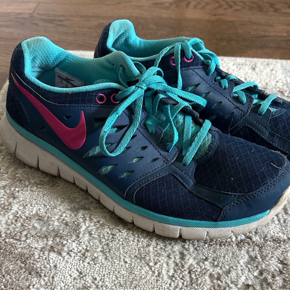 Nike Women's Teal and Pink Athletic Shoes
